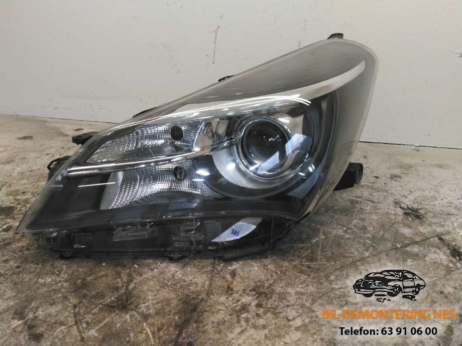 Frontlykt venstre halogen til Toyota Yaris, 2012-2014 (Type III, Fase 1)  