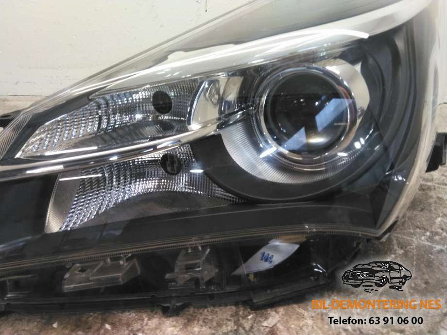 Frontlykt venstre halogen til Toyota Yaris 2012-2014 (Type III, Fase 1)  