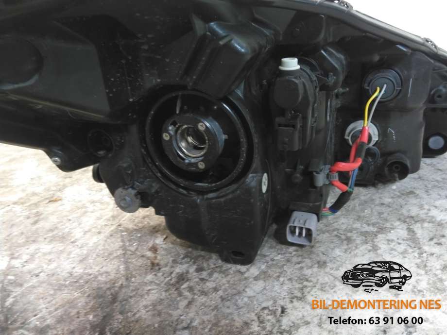 Frontlykt venstre halogen til Toyota Yaris 2012-2014 (Type III, Fase 1)  