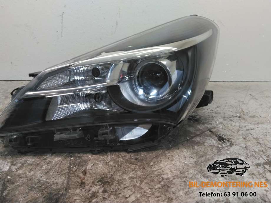 Frontlykt venstre halogen til Toyota Yaris, 2012-2014 (Type III, Fase 1)  