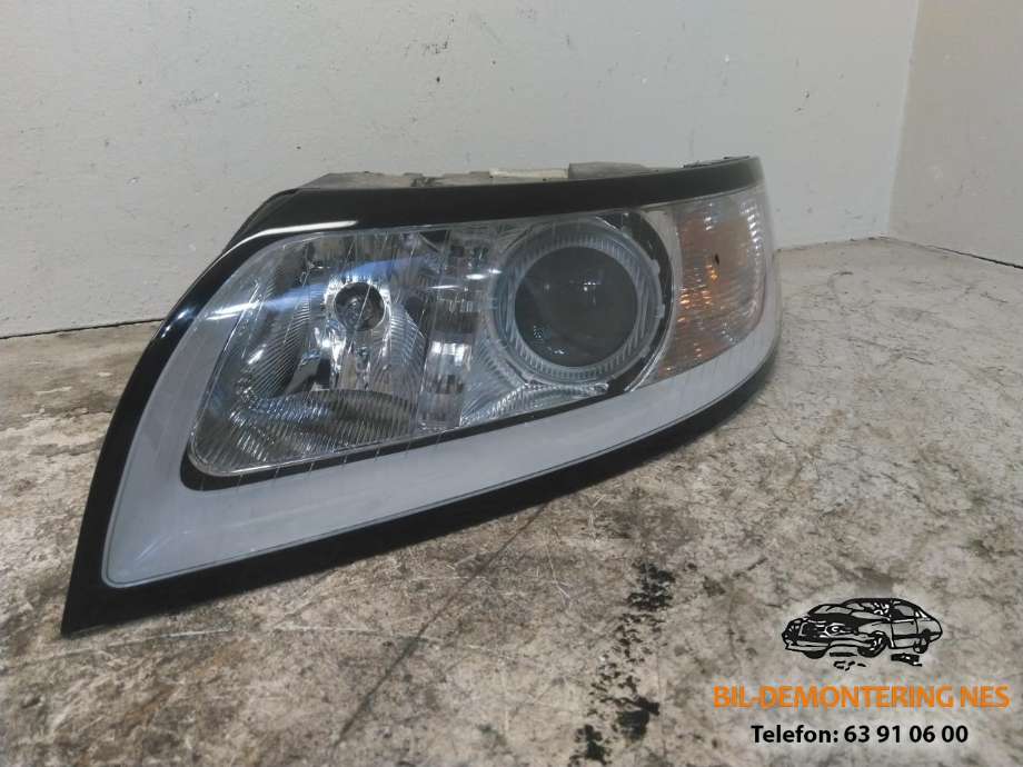 Frontlykt venstre halogen til Volvo V50 2004-2007 (Fase 1) (31299583|0 301 237 201|)