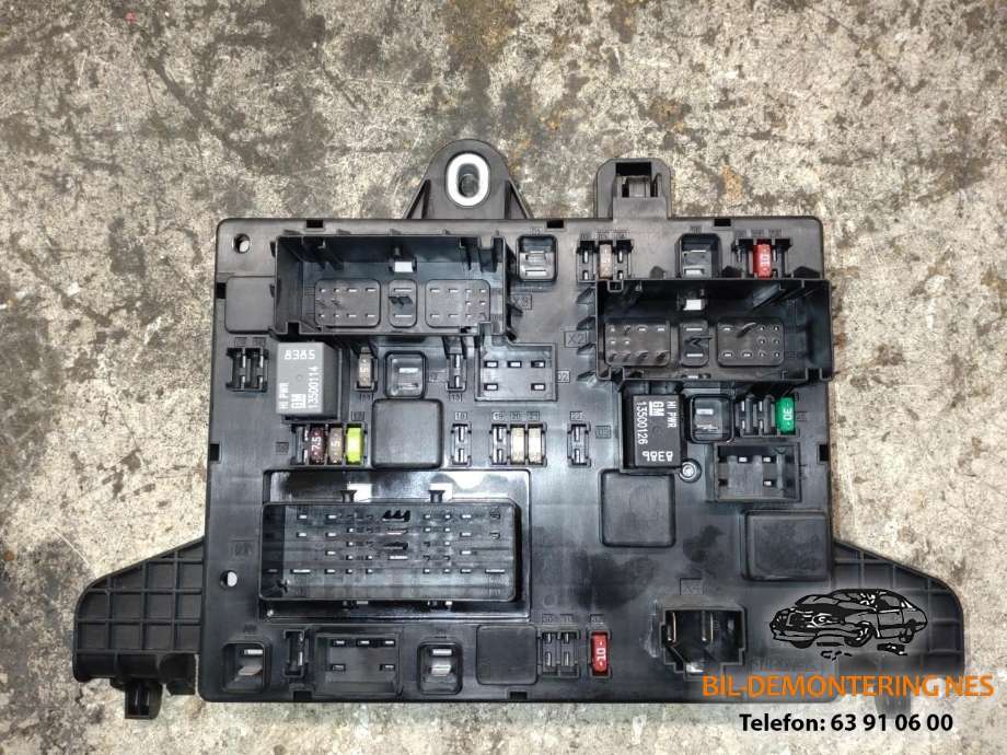Sikringsboks bagasjerom til Opel Astra J, 2010-2015  (13343950)