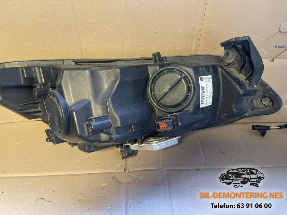 Frontlykt venstre xenon til Opel Astra J 2010-2015  (HELLA|1ZT010012-01|13253650LH|)