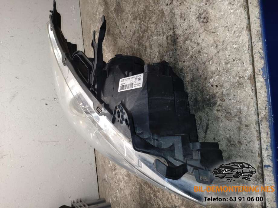 Frontlykt høyre halogen til Peugeot 5008 2010-2017 (Type I)  (6206N9|)