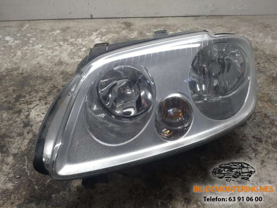 Frontlykt venstre halogen til VW Caddy, 2004-2010 (Type III, Fase 1)  (2K0941005D)