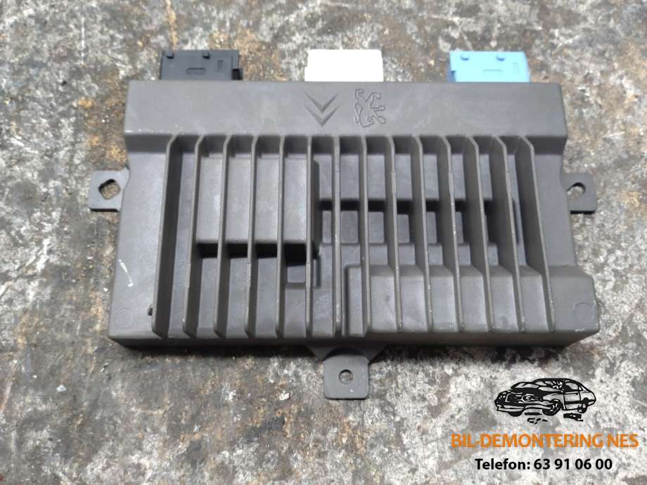 Bilstereo forsterker til Opel Grandland X 2017-->> (9825899680|)
