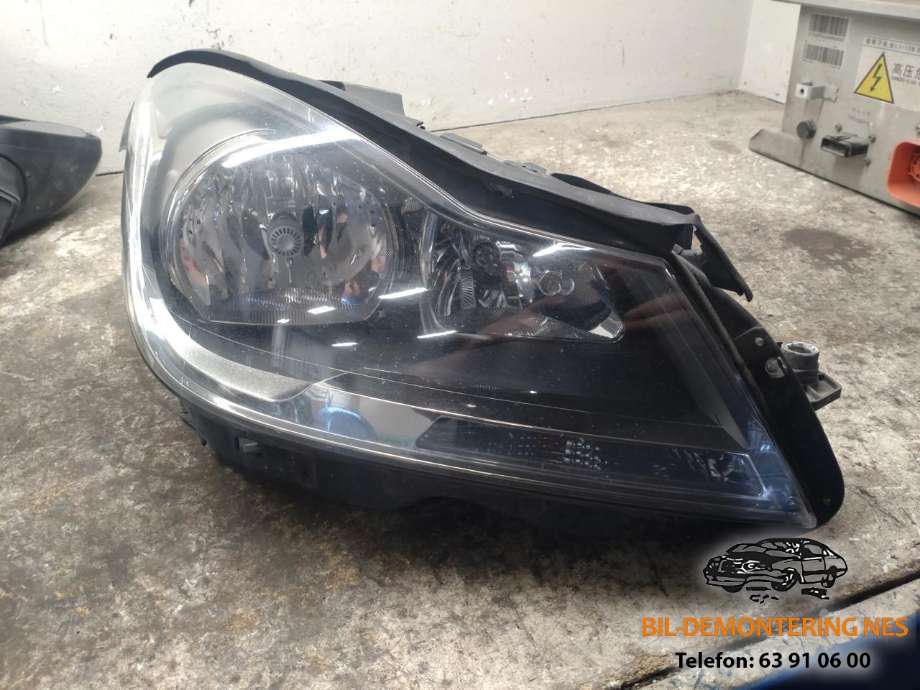 Frontlykt høyre halogen til Mercedes C-Klasse, 2011-2014 (Fase 2) (W204) (W204) (A2048209659)