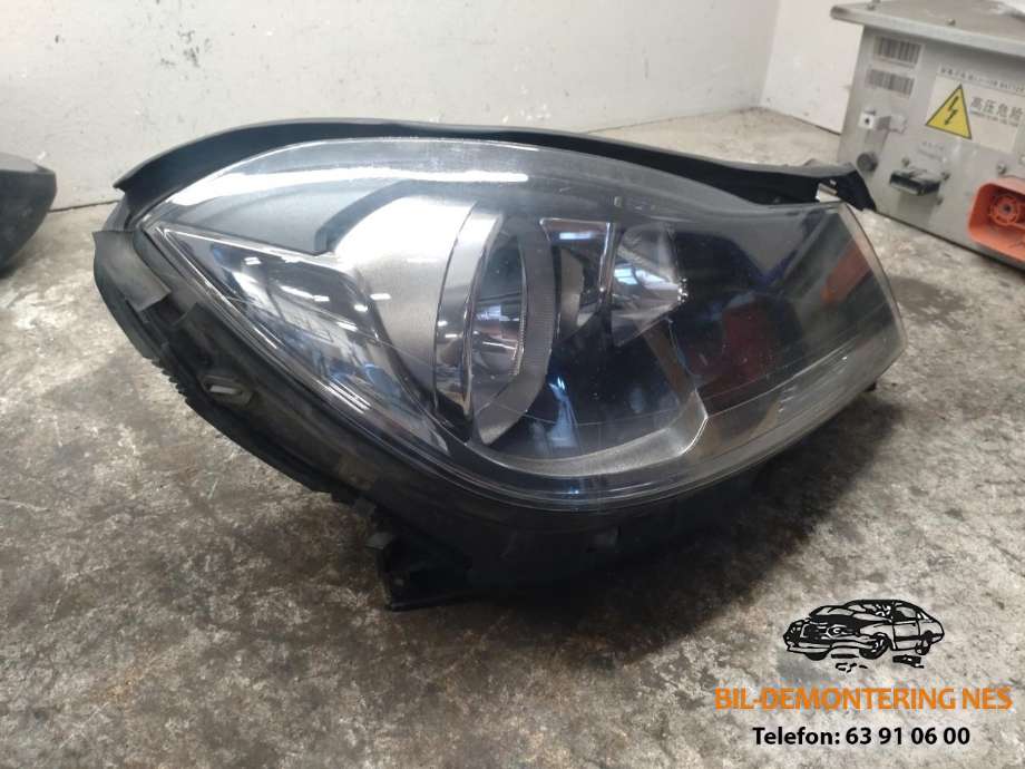Frontlykt høyre halogen til Mercedes C-Klasse 2011-2014 (Fase 2) (W204) (W204) (A2048209659|)