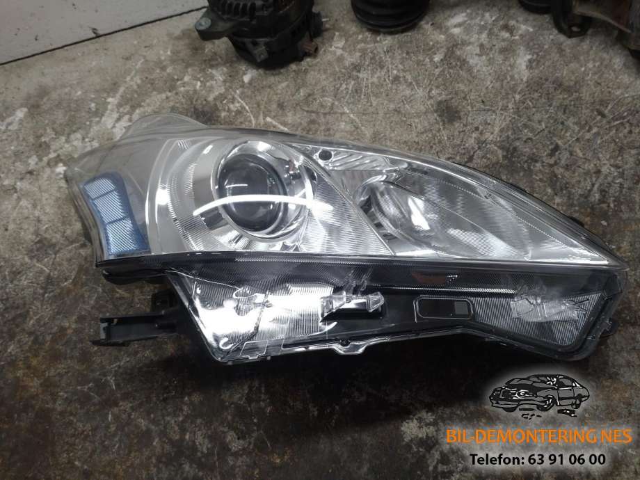 Frontlykt høyre halogen til Toyota Prius +7 2012-2020 (Type III) (stasjonsvogn) (stasjonsvogn) (8113047420|)