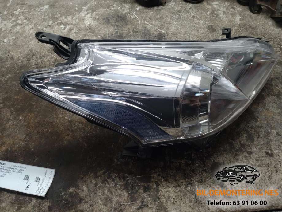 Frontlykt høyre halogen til Toyota Prius +7 2012-2020 (Type III) (stasjonsvogn) (stasjonsvogn) (8113047420|)