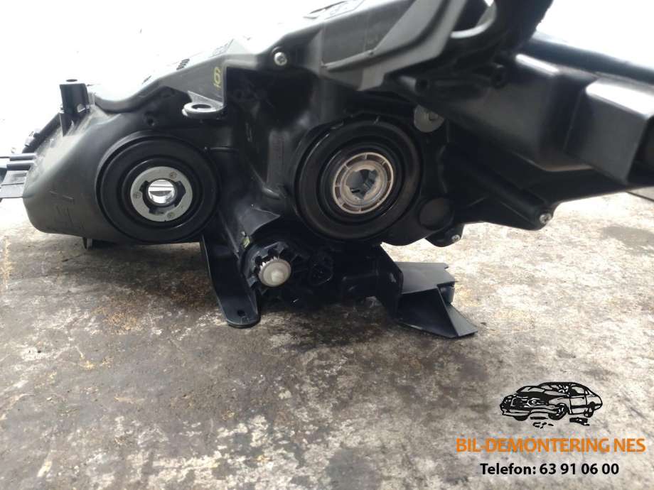 Frontlykt høyre halogen til Toyota Prius +7 2012-2020 (Type III) (stasjonsvogn) (stasjonsvogn) (8113047420|)