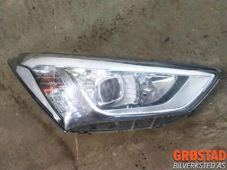 Frontlykt høyre xenon til Hyundai Santa Fe 2012-2020 (Type III) (92102B 8210|)