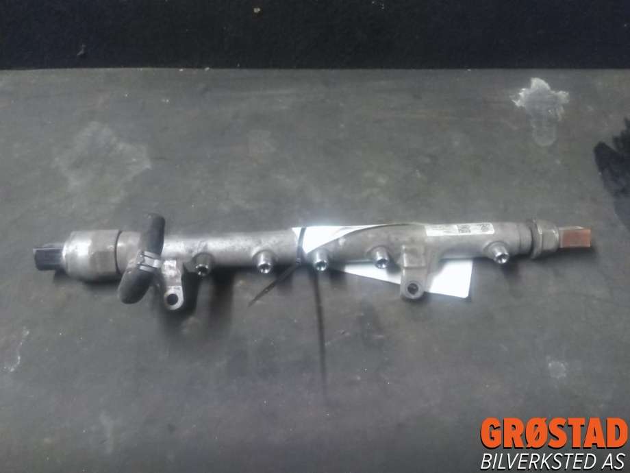 Dyseskinne (fuelrail) til VW Passat, 2011-2015 (B7) (B7) (03L 130 089 AA)