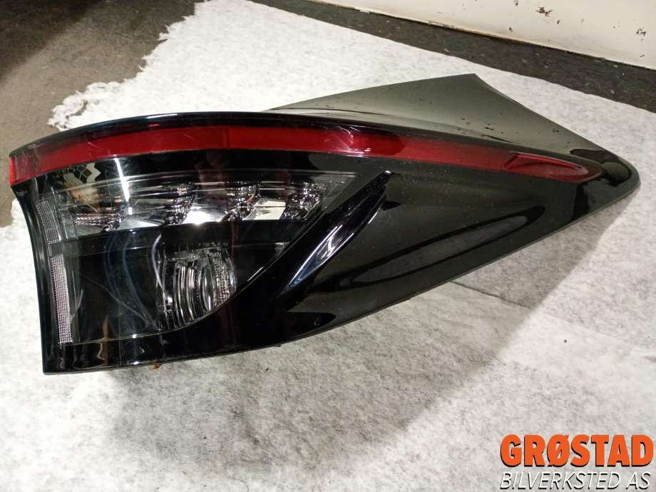 Baklykt høyre ytre til Toyota Yaris Cross (SUV) 2021-->>  (815500DE20|)