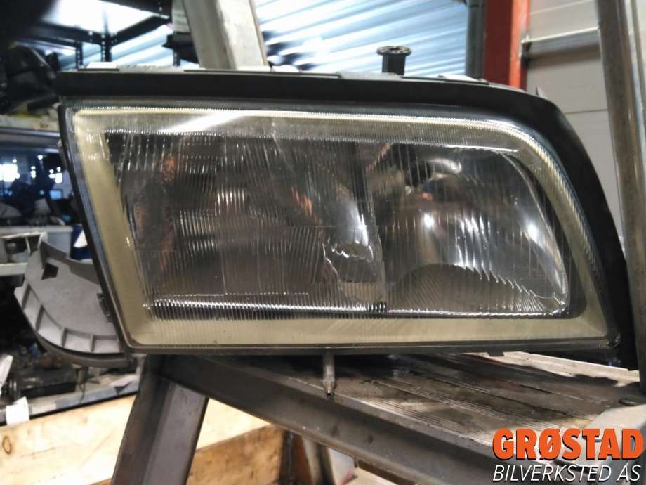 Frontlykt høyre halogen til Mercedes C-Klasse, 1993-2000 (W202) (W202) (A 202 826 02 90)