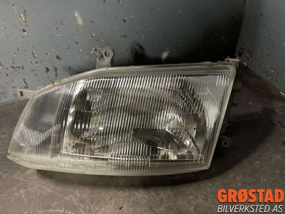 Frontlykt venstre halogen til Toyota Hiace, 2001-2006 (Fase 2)  (8115026102)