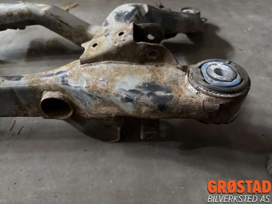 Travers bak til Audi A4 2004-2008 (Type III) (B7) (B7) (8E0 505 235 CA|)