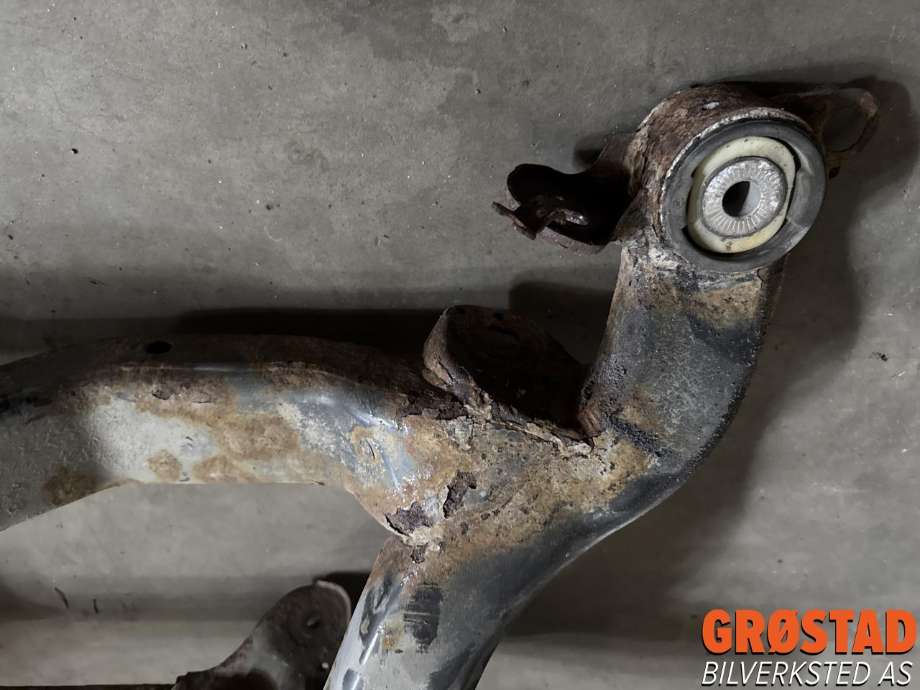 Travers bak til Audi A4 2004-2008 (Type III) (B7) (B7) (8E0 505 235 CA|)
