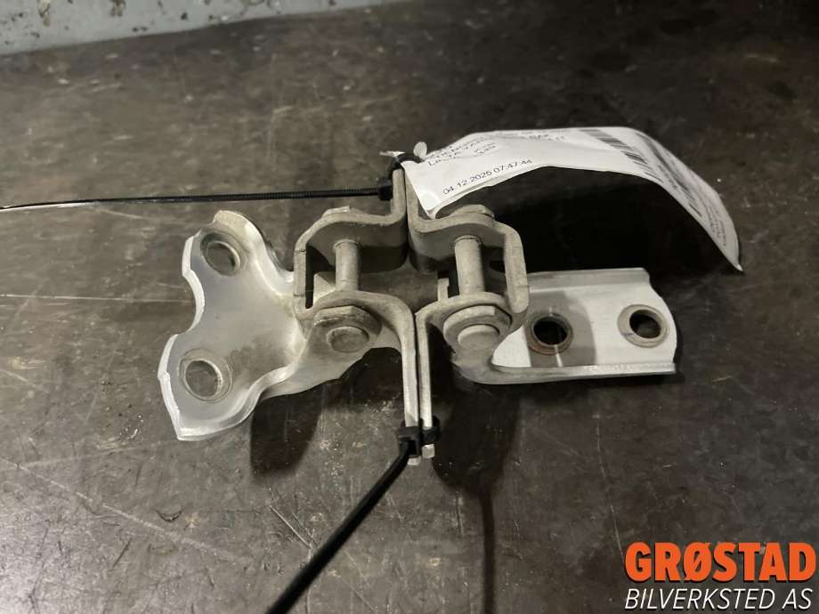 Dørhengsel høyre bak til Toyota Yaris 2012-2014 (Type III, Fase 1) (687500D060|687700D070|)