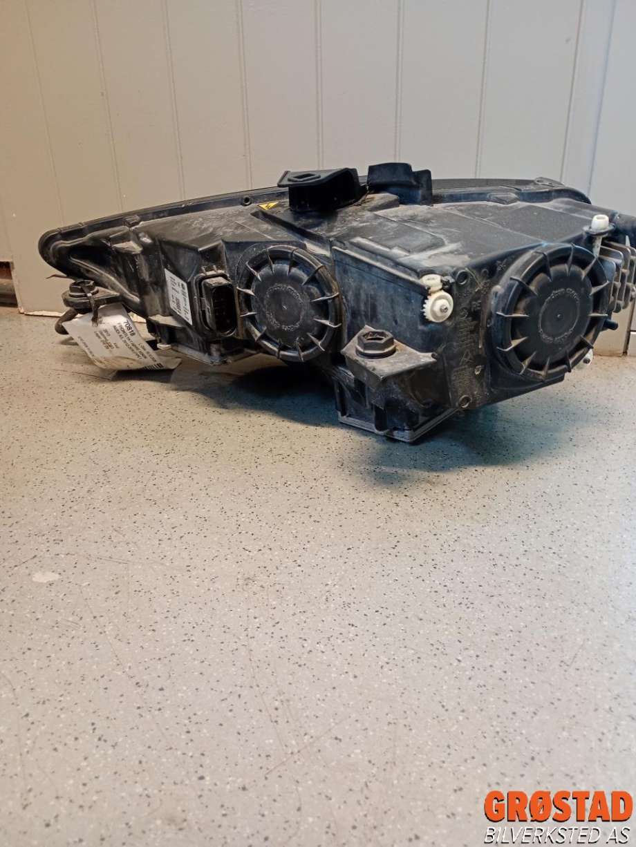 Frontlykt høyre xenon til Audi A3 2012-2016 (Type III, Fase 1) (8V0 941 044|8V0 941 044 P|)