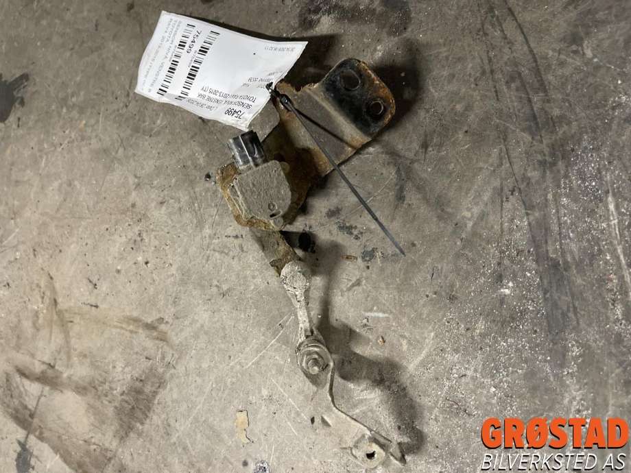 Sensor nivå, venstre bak til Toyota RAV4, 2013-2015 (Type IV, Fase 1) (8940842010)