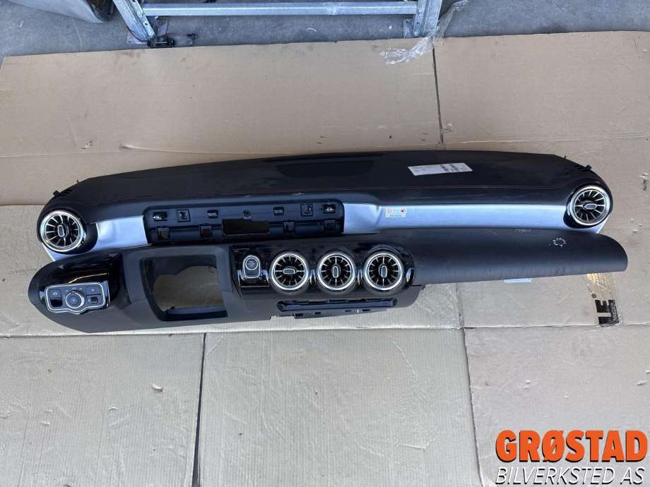Dashbord til Mercedes CLA 2019-->> (C118) (C118) (A 177 680 63 02 3D16|A 177 680 63 02|)