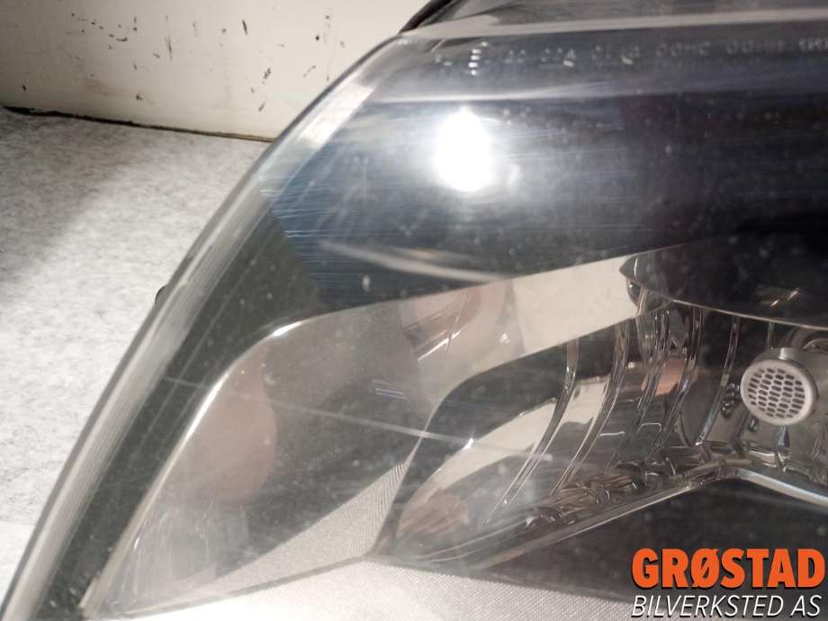 Frontlykt venstre xenon til VW Transporter / Caravelle 2009-2015 (Fase 2) (T5) (T5) (7E5 941 017|7E5 941 017 B|)