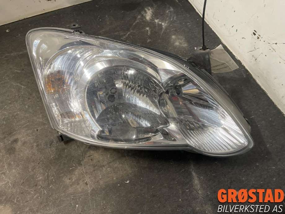 Frontlykt høyre halogen til Toyota Corolla, 2002-2007 (8113002380)
