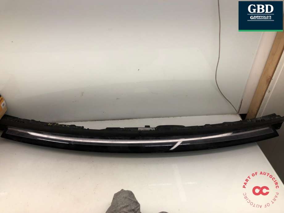 Frontlykt midtre til Mercedes EQC 2019-->>  (A 293 906 13 01|A 293 906 92 00|)
