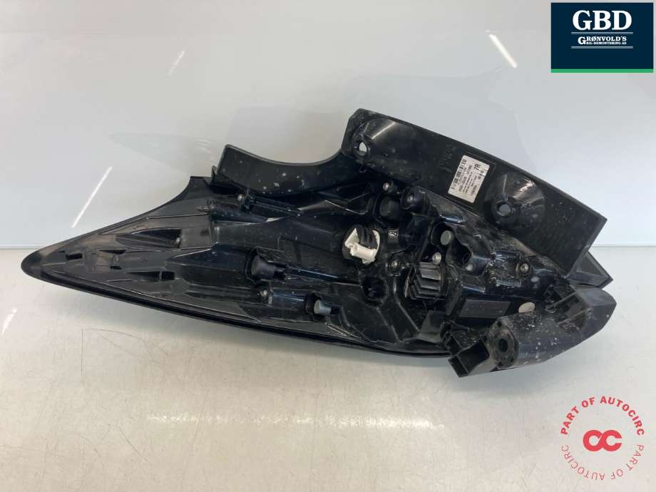 Baklykt høyre ytre til Toyota Yaris Cross (SUV) 2021-->>  (815500DE20|)