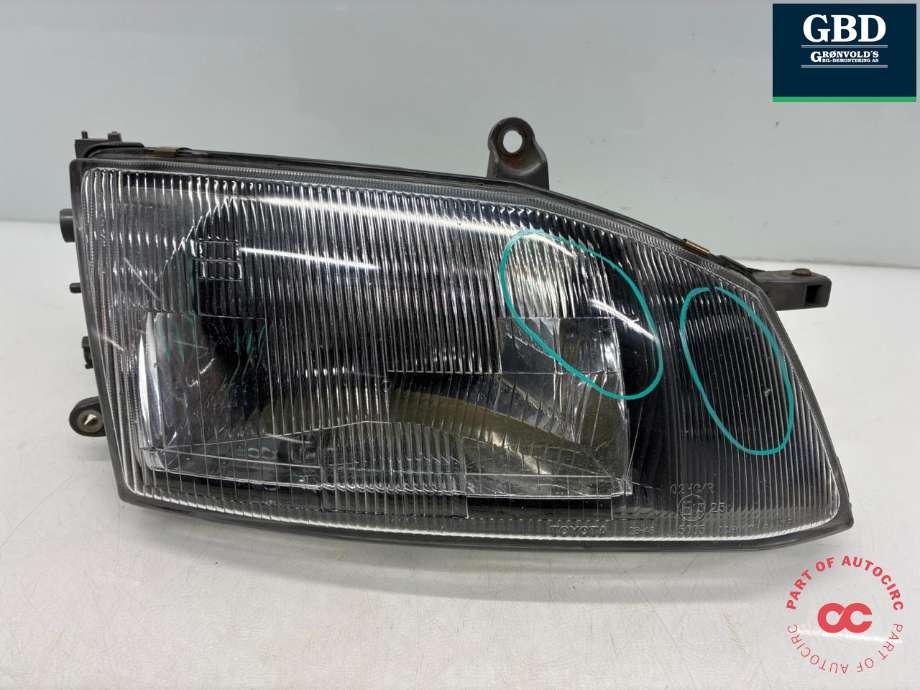 Frontlykt høyre halogen til Toyota Hiace, 2001-2006 (Fase 2) (8111026103)