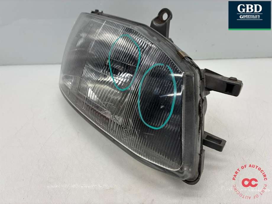 Frontlykt høyre halogen til Toyota Hiace 2001-2006 (Fase 2)  (8111026103|)