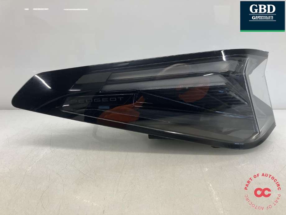 Baklykt venstre ytre til Peugeot e-3008 2023-->>  (98 421 025 80|)