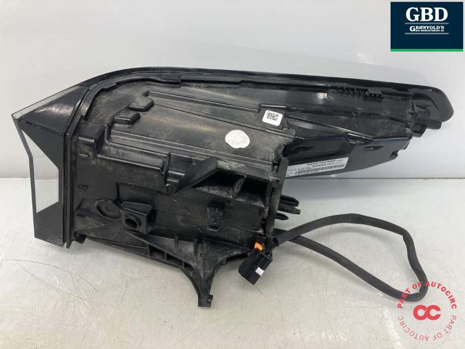 Baklykt venstre ytre til Peugeot e-3008 2023-->>  (98 421 025 80|)
