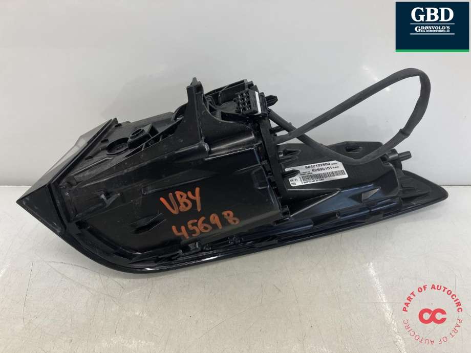 Baklykt venstre ytre til Peugeot e-3008 2023-->>  (98 421 025 80|)