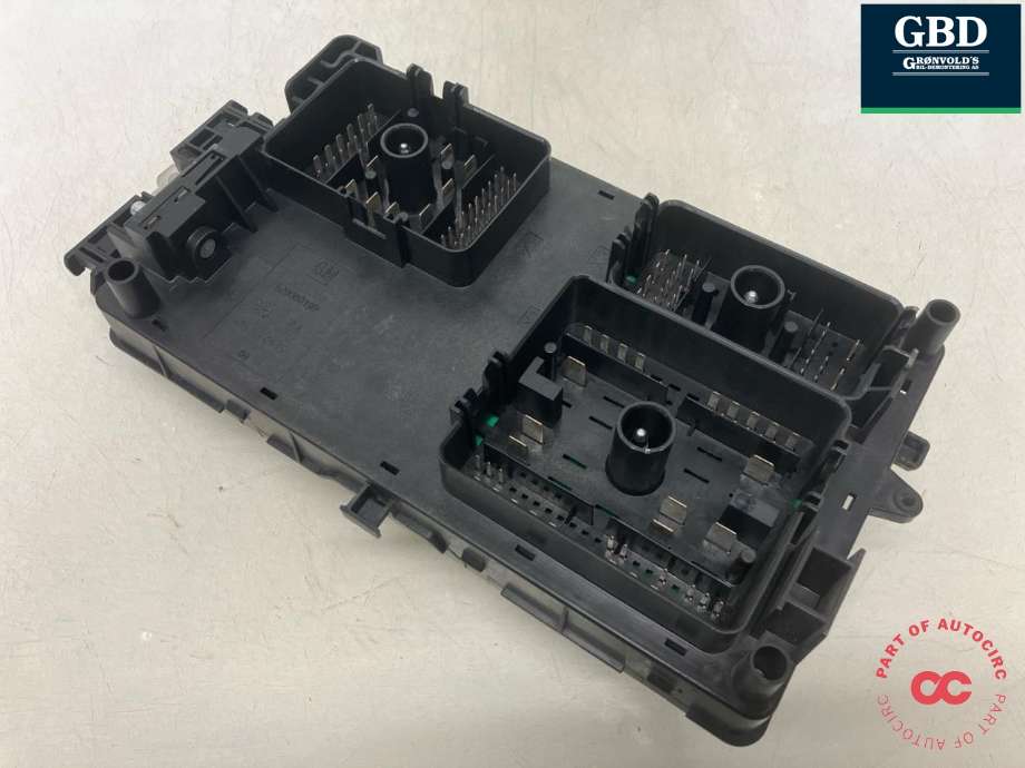 Sikringsboks motorrom til Opel Insignia A 2009-2014 (13275884|13222782|13255300| 13275884)