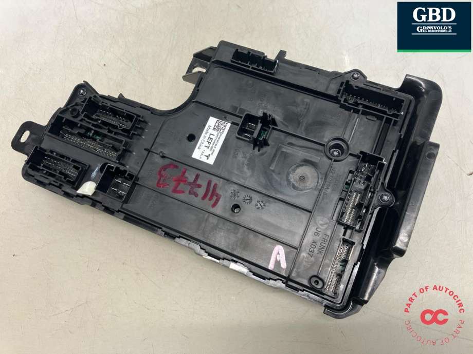 Styreenhet comfort (BCM) til Tesla Model Y, 2021-2024 (Type I)  (1497847-02-D)