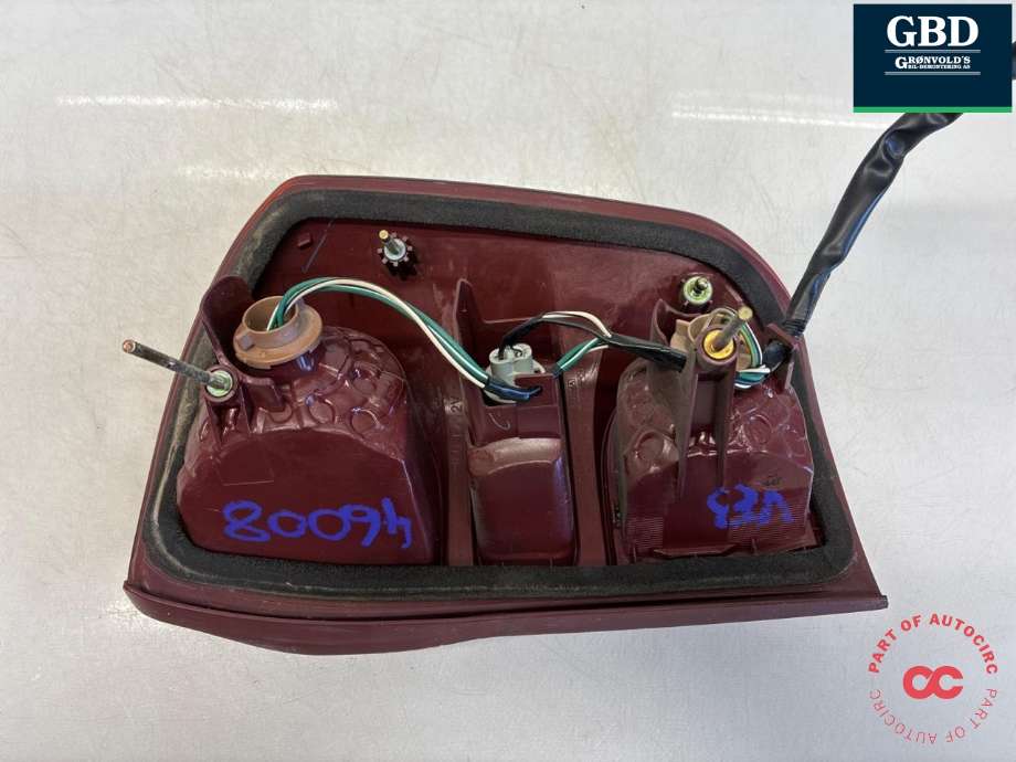 Baklykt venstre til Toyota RAV4 2000-2006 (Type II)  (8156142040|)