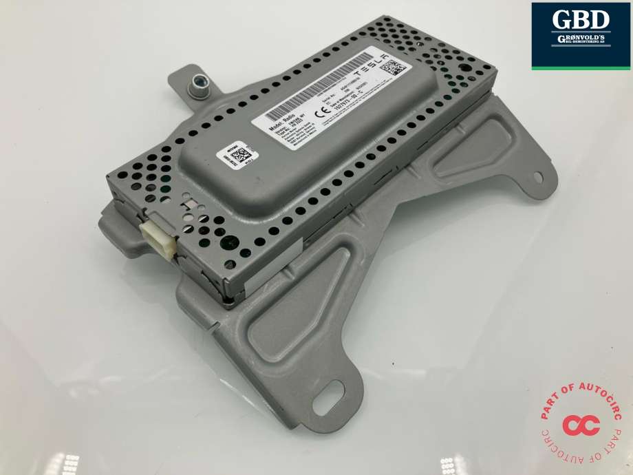Bilstereo diverse til Tesla Model Y, 2021-2024 (Type I)  (1527973-00-E)