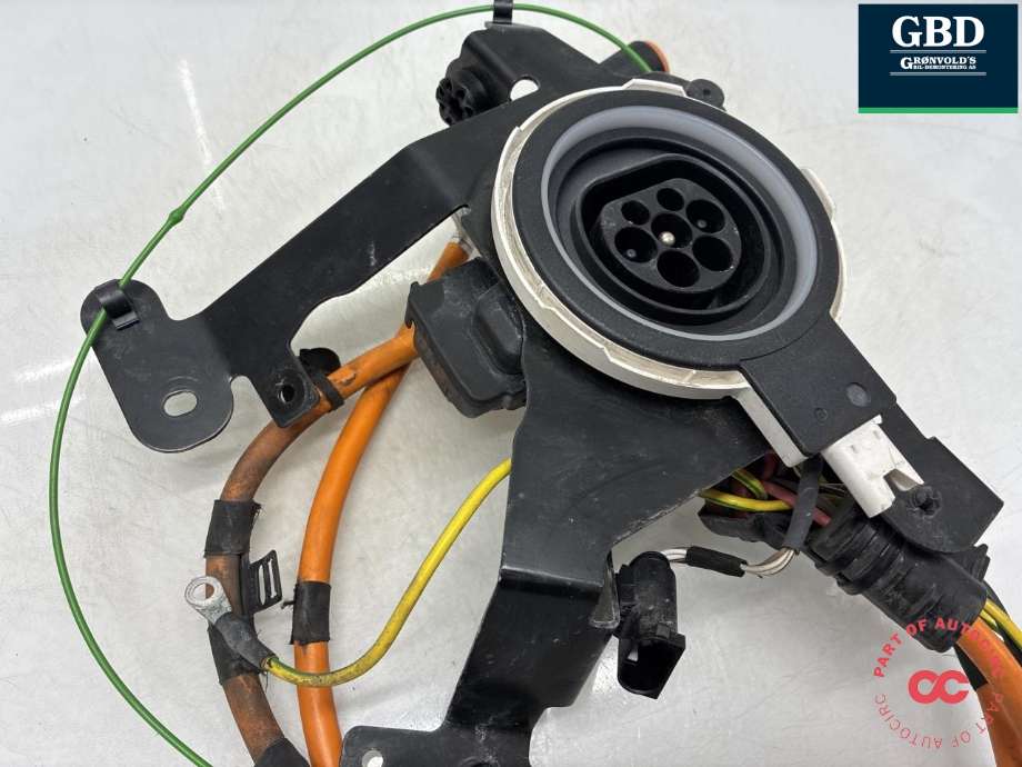 Batterilader inntak/luke til BMW X5 2013-2018 (F15) (F15) (61 12 6 800 377|)