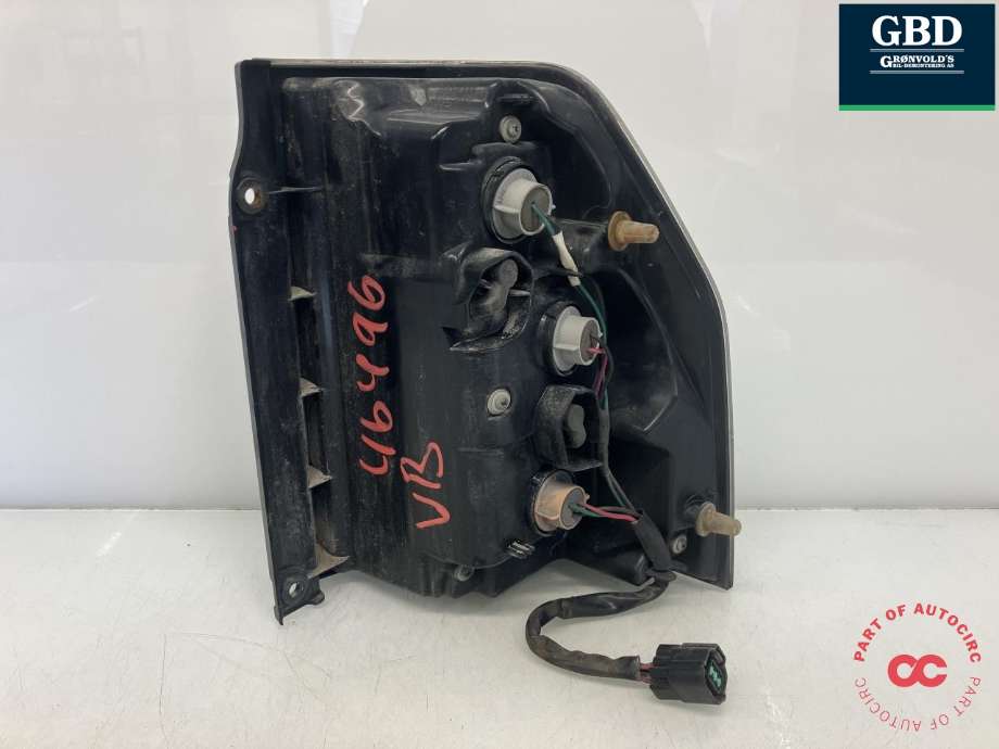 Baklykt venstre til Mitsubishi Pajero 2007-2016 (Type IV, Fase 1)  (8330A565|)