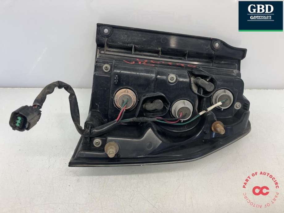 Baklykt venstre til Mitsubishi Pajero 2007-2016 (Type IV, Fase 1)  (8330A565|)