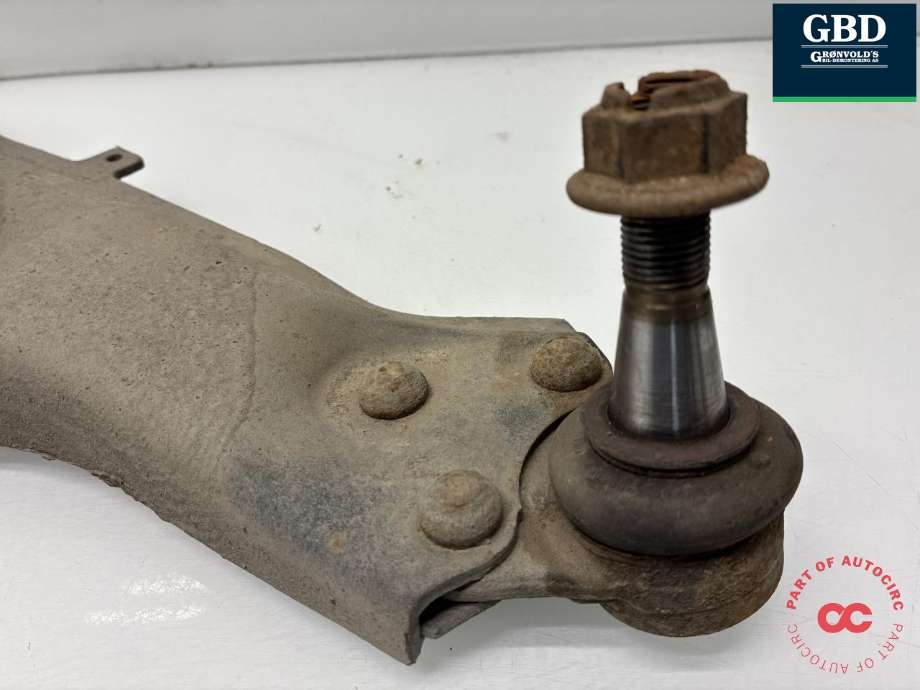 Bærebru høyre foran nedre til Mercedes Vito 2014-->> (W447) (W447) (A 447 330 15 07|)