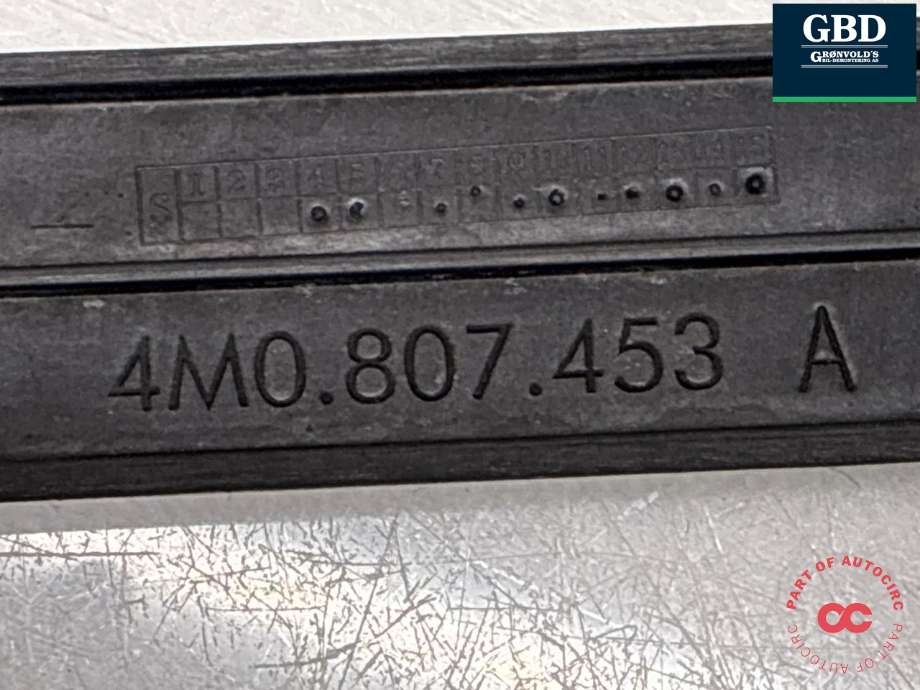 Støtfanger bak feste til Audi Q7 2015-->> (Type II) (4M0 807 453 A|)
