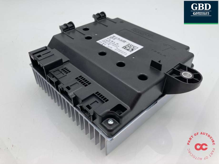 Bilstereo forsterker til Tesla Model Y 2024-->> (Type II)  (2065912-20-A|2065912-10-A|)
