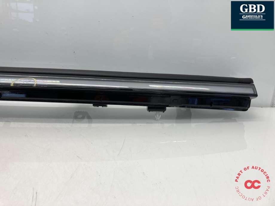 Frontlykt midtre til Tesla Model Y 2024-->> (Type II) (2038294-00-E|2038294-00-C| 2038294-96-C|2038294-97-C)