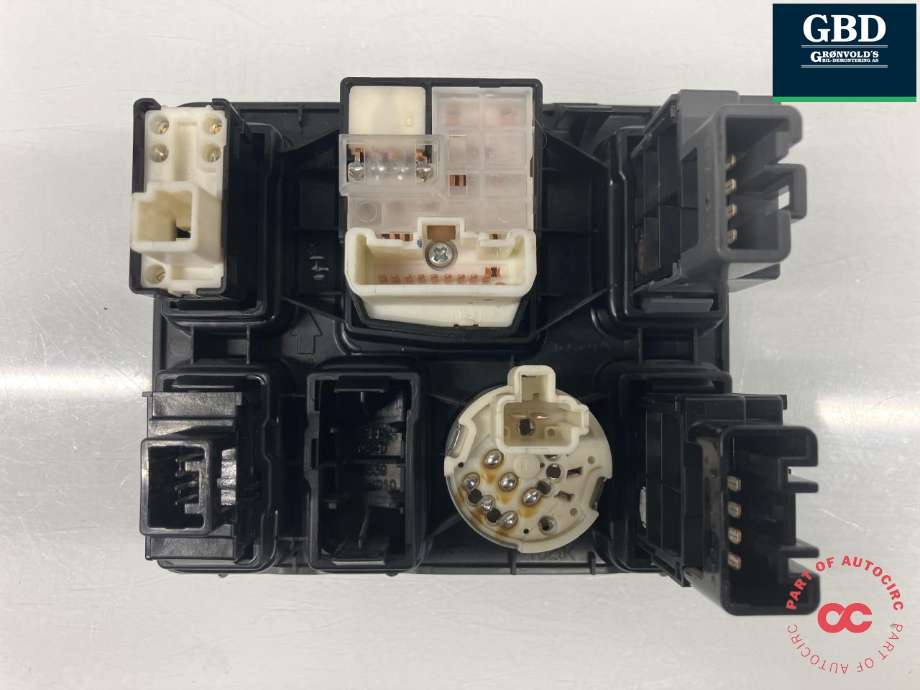 Bryter diverse til Toyota Hilux 2012-2016  (8487028020 | 848700D030|841520K011| 841500K020847250K010|153981)