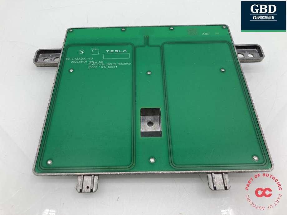 Dashbord trådløs mobillader til Tesla Model Y, 2024-->> (Type II)  (1761810-00-D)