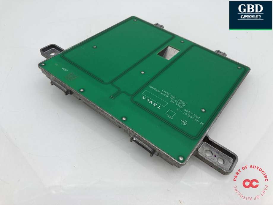 Dashbord trådløs mobillader til Tesla Model Y 2024-->> (Type II)  (1761810-00-D|1761810-00-C|)
