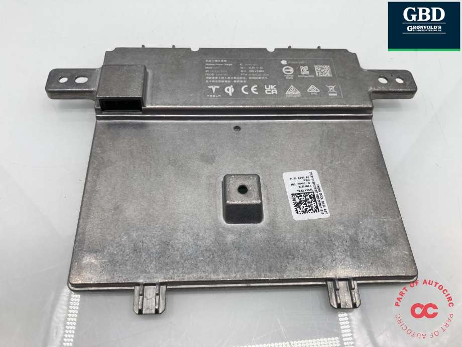 Dashbord trådløs mobillader til Tesla Model Y 2024-->> (Type II)  (1761810-00-D|1761810-00-C|)